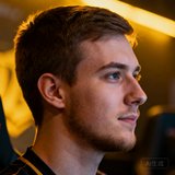 一位留着短发的男性玩家在DOTA2赛事现场的侧脸照片头像